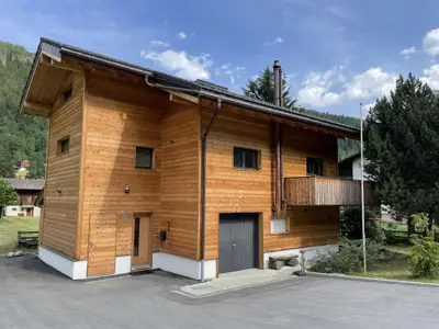 Aussenansicht mit Parkplatz