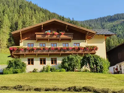 Bauernhof mit Heuernte