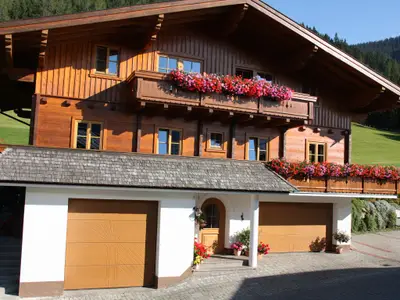 Bauernhaus im Holzblockstil mit schönen Blumen
