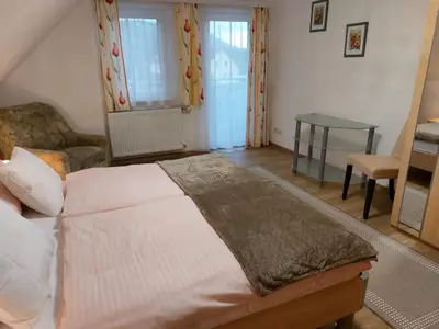 Schlafzimmer 1