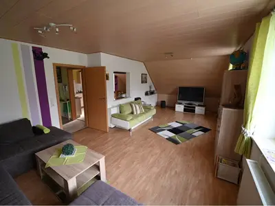 Wohnzimmer mit großem Fernseher