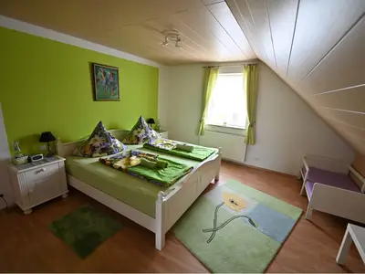 Schlafzimmer 1 mit Kinderbetten