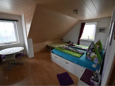 Schlafzimmer mit Beistelltisch