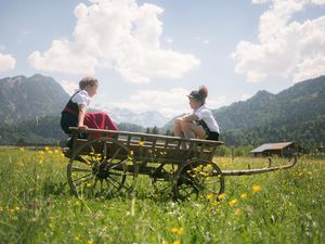 Kinder im Leiterwagen