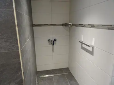 Dusche/Hallenbad