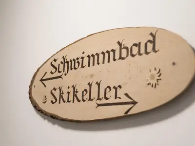Hinweisschilder im Treppenhaus