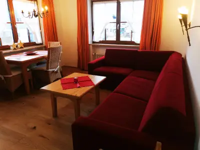 Blick auf Couch und Essecke