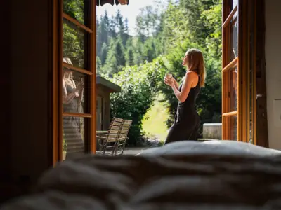 morgens eine Tasse Kaffee auf der sonnigen Wellness-Terrasse im Ferienhaus Saustall