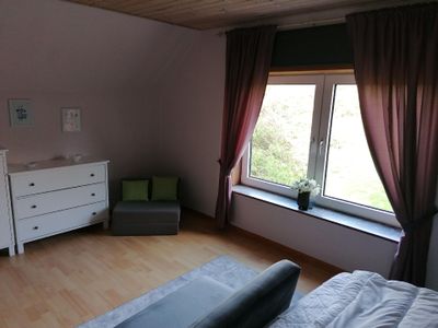 Schlafbereich. Schlafzimmer mit Kommoden