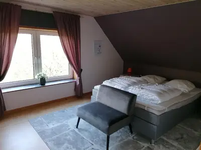 Schlafbereich. Schlafzimmer mit Kingsize-Bett 160x200cm