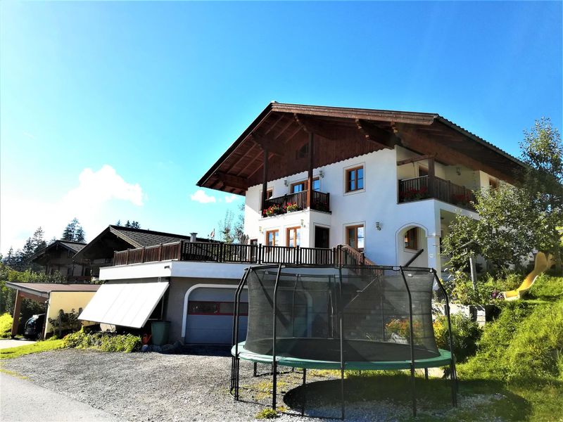 Haus Huber mit großem Trampolin