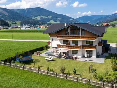 Haus mit Garten und Terrasse