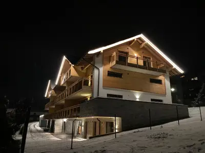 Außenansicht bei Nacht