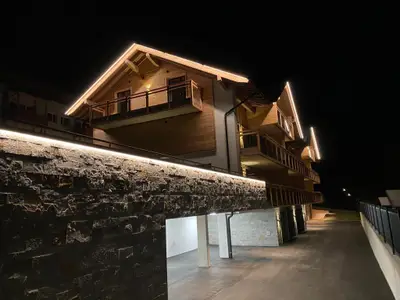 Außenansicht bei Nacht