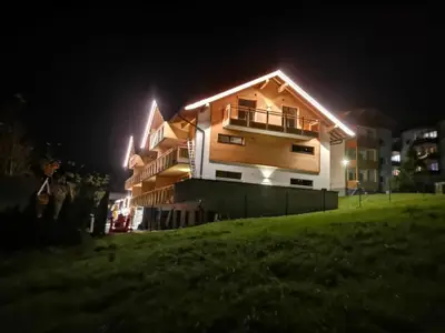 Außenansicht bei Nacht