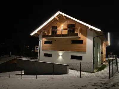 Außenansicht bei Nacht