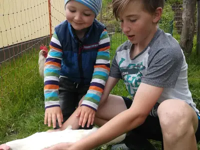 Kinder mit unseren Hühnern