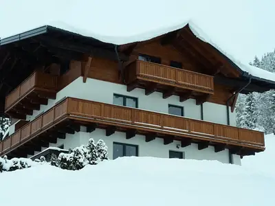 Ferienhaus in einer tiefverschneiten Landschaft