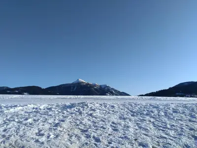 Langlaufloipe mit herrlichem Bergblick