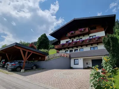 Vorderansicht vom Huas mit Carport