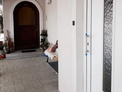 Eigener Eingang ( Weiße Haustüre)