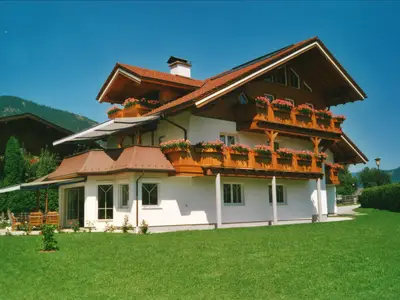 Haus Meneweger-Außenansicht im Sommer