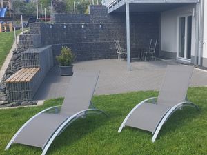 Terrasse ca. 50m² mit Liegestühlen