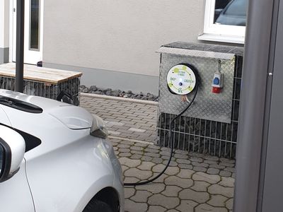 Ladestation/ Wallbox 11 kWh vor der FeWo RhönStyle