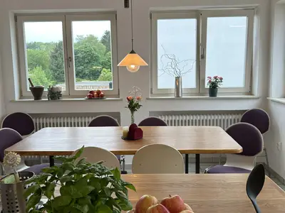 Esstisch in der Küche mit Kücheninsel