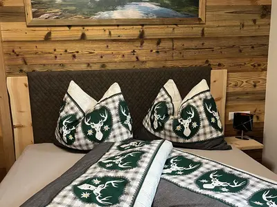 Schlafzimmer mit Doppelbett