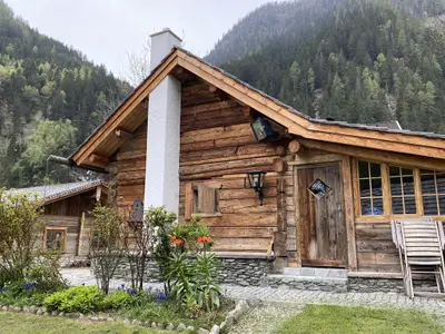 Hütte außen Frühling