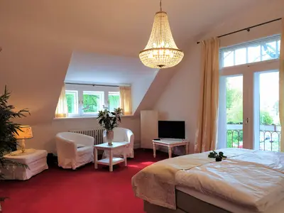 zweites Schlafzimmer mit Sitzecke und TV