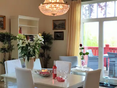 Küche mit Essbereich und Zugang zum Balkon
