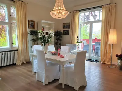 Küche mit Essbereich und Zugang zum Balkon