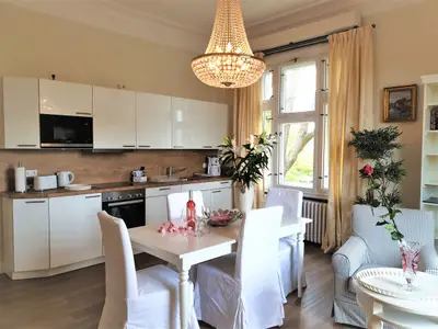 Küche mit Essbereich und Zugang zum Balkon