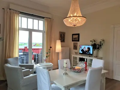 Küche mit Essbereich und Zugang zum Balkon