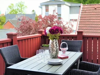 Großer Balkon mit Essbereich
