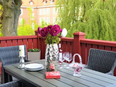 Großer Balkon mit Essbereich
