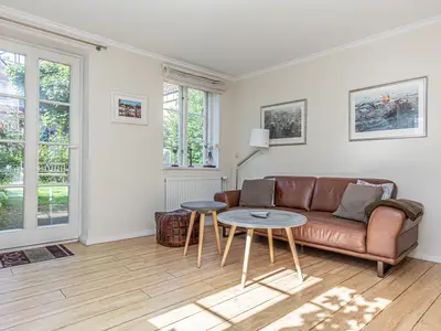 offenes Wohnzimmer zur Küche und Essbereich