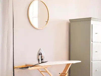 Schlafzimmer mit Bügelbrett und Kleiderschrank