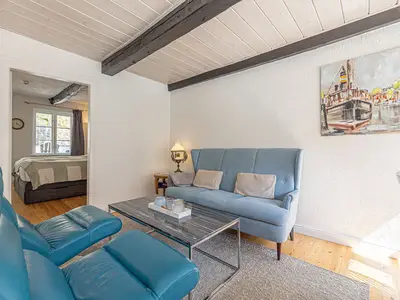 Wohnbereich mit Durchgang zum Schlafzimmer