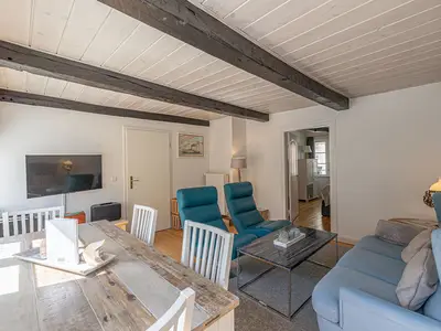 Wohnbereich mit Durchgang zum Schlafzimmer