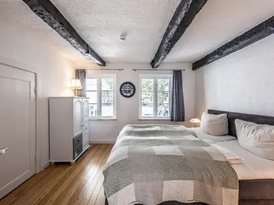 Unteres Schlafzimmer mit Blick auf den Marienkirchhof