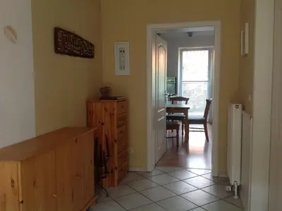 Flur mit Blick auf Essbereich und Terasse