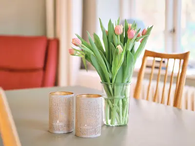 Wohnzimmer mit Couch, Esstisch und TV