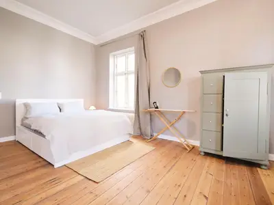 Schlafzimmer mit Doppelbett (160 x 200 cm) und Kleiderschrank