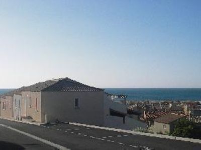 Direkte Umgebung des Objekts. Terrassenhäuser direkt am Mittelmeer mit Zufahrt zu den Parkplätzen