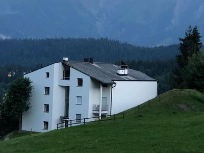 Das Apartment befindet sich in diesem Haus  zuoberst am schönsten Hang in Flims mit direktem Zugang zur Skipiste