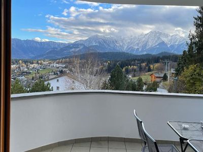 gedeckter vorderer Balkon mit Panoramablick über Flims