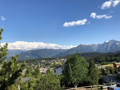 Panoramablick vom vorderen Balkon über Flims